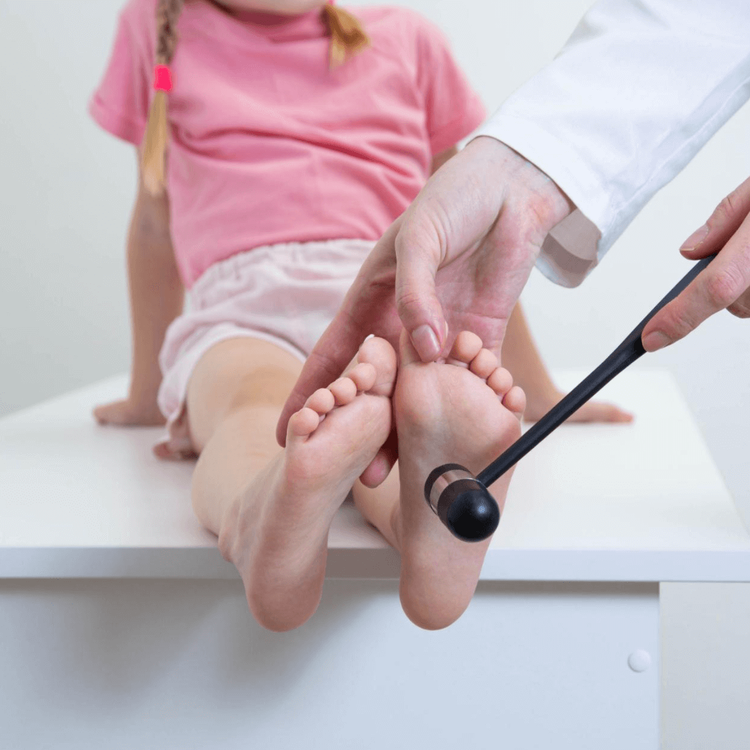 Kinderfußorthopädie: Kinderfüße werden untersucht.